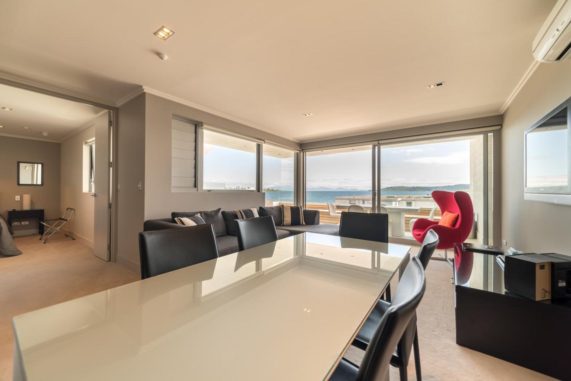 Aparthotel Sacred Waters Lac Taupo Extérieur photo A penthouse apartment in the complex
