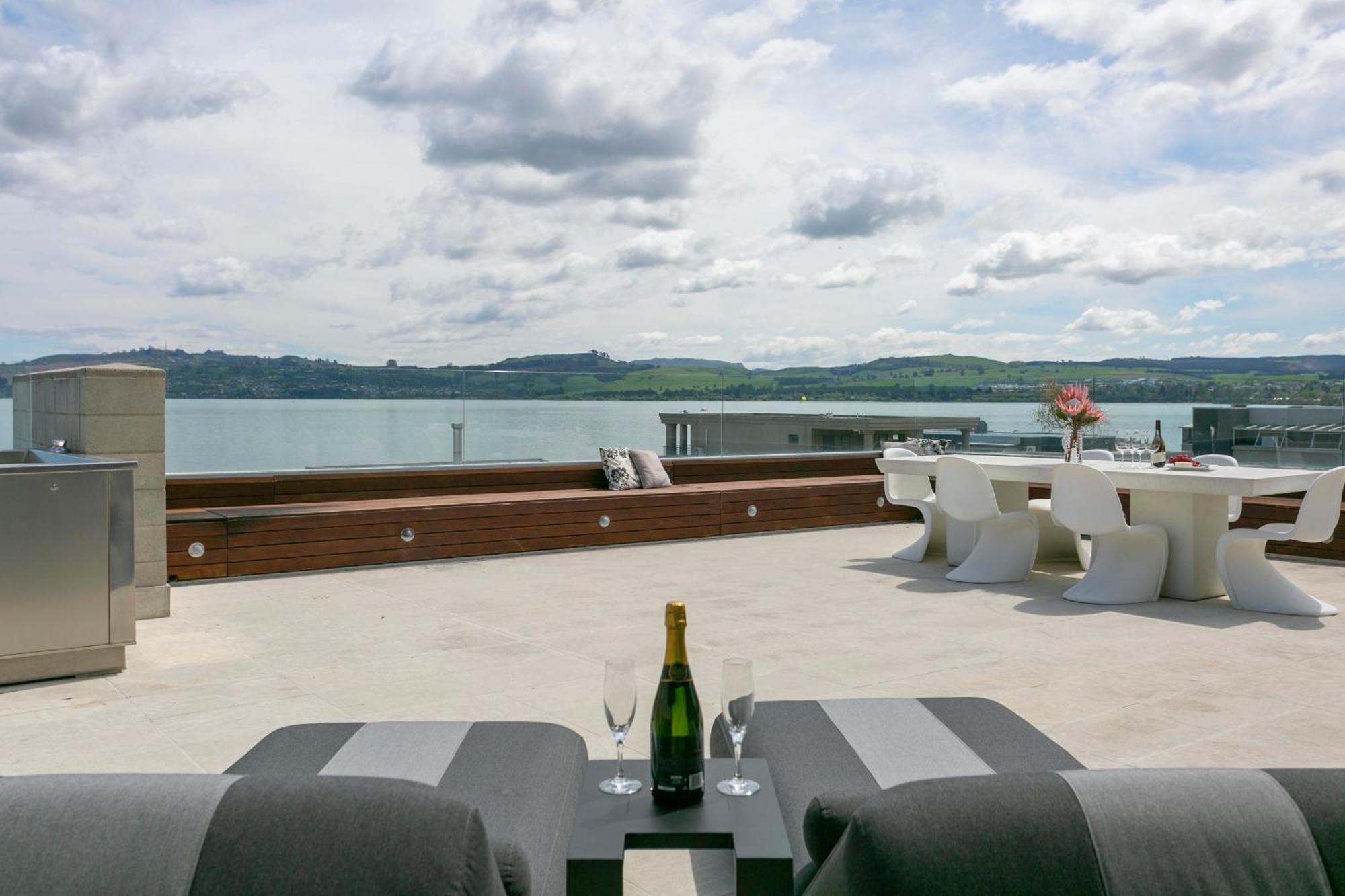 Aparthotel Sacred Waters Lac Taupo Extérieur photo The rooftop terrace