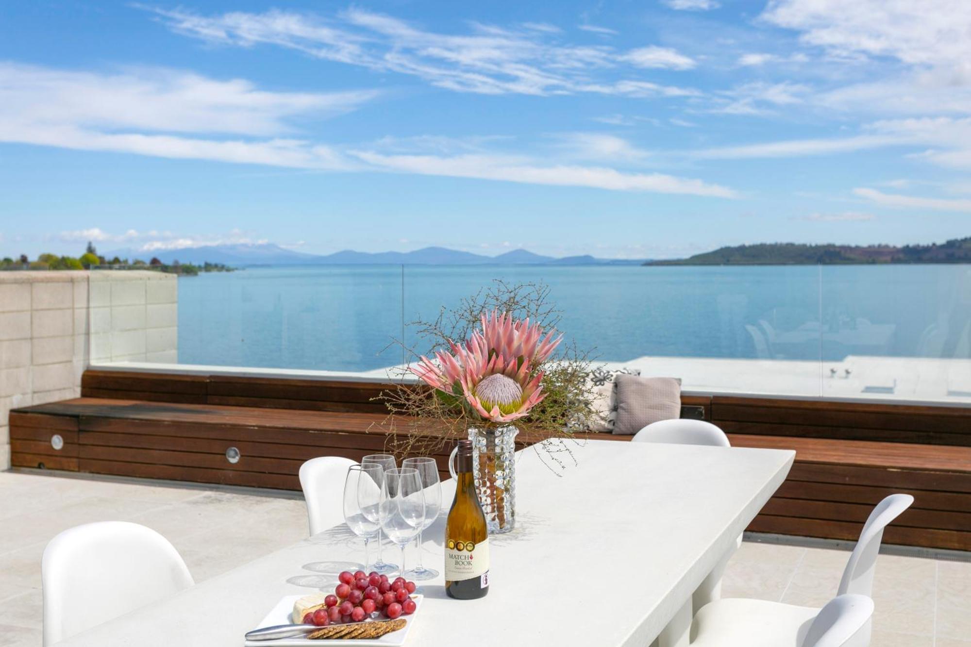 Aparthotel Sacred Waters Lac Taupo Extérieur photo View from the rooftop