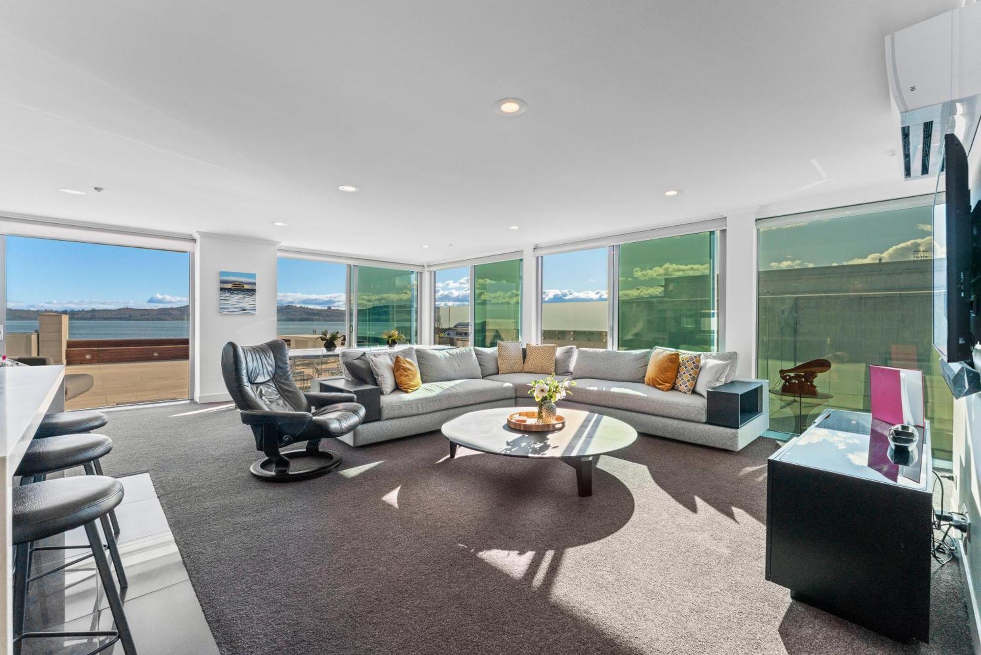 Aparthotel Sacred Waters Lac Taupo Extérieur photo The living room of a typical apartment