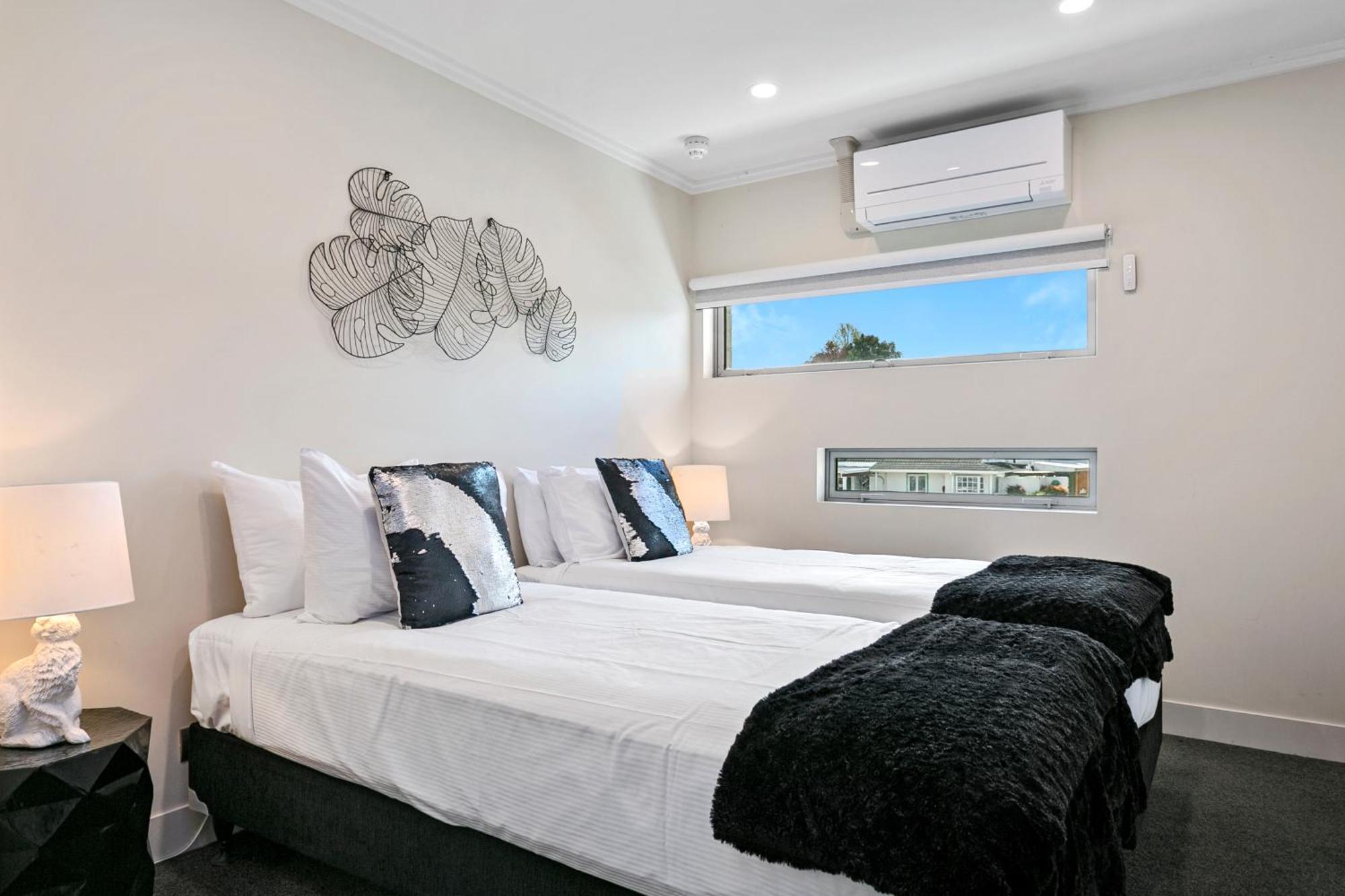 Aparthotel Sacred Waters Lac Taupo Extérieur photo A bedroom in a serviced apartment