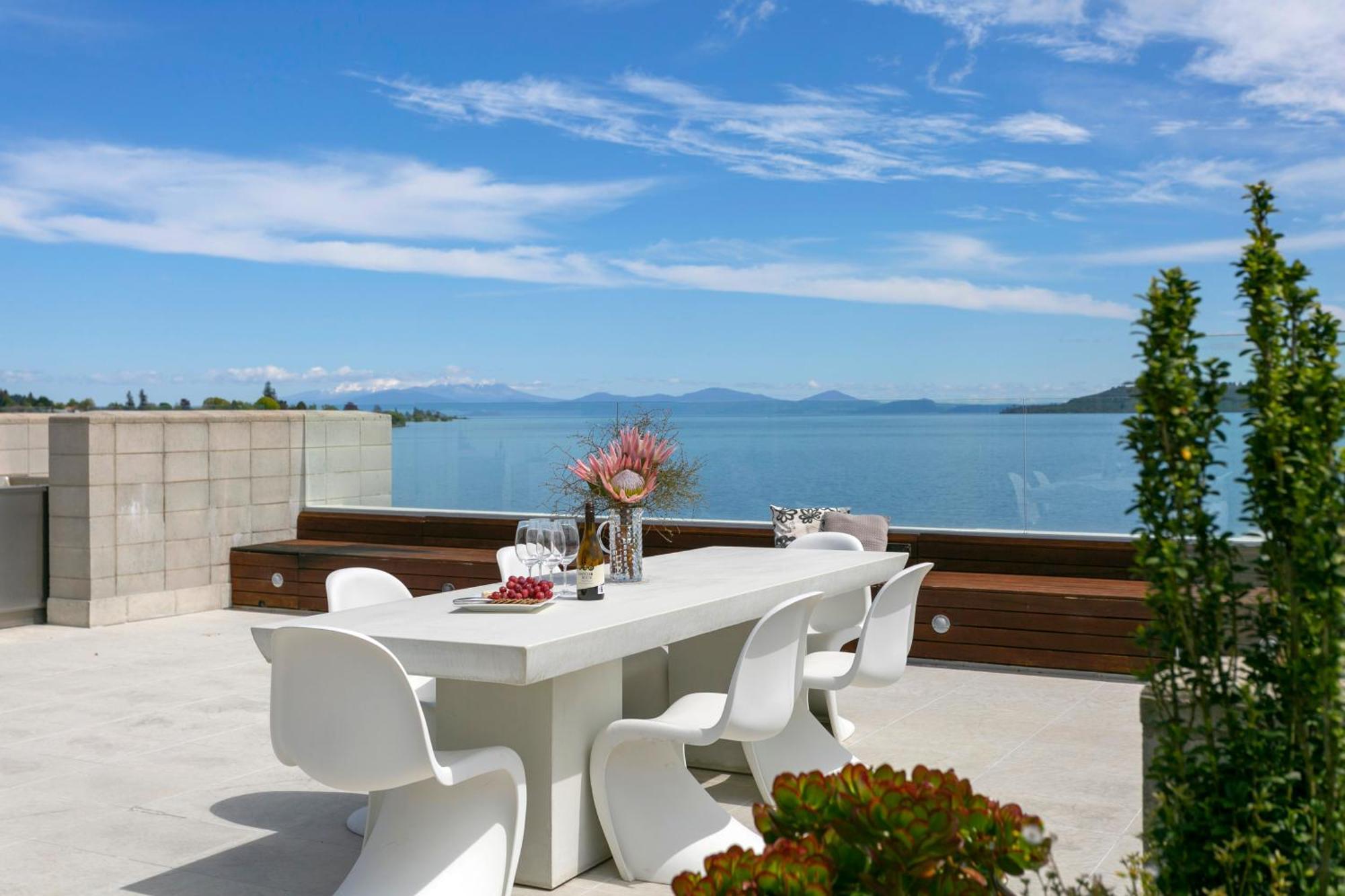 Aparthotel Sacred Waters Lac Taupo Extérieur photo View from the hotel
