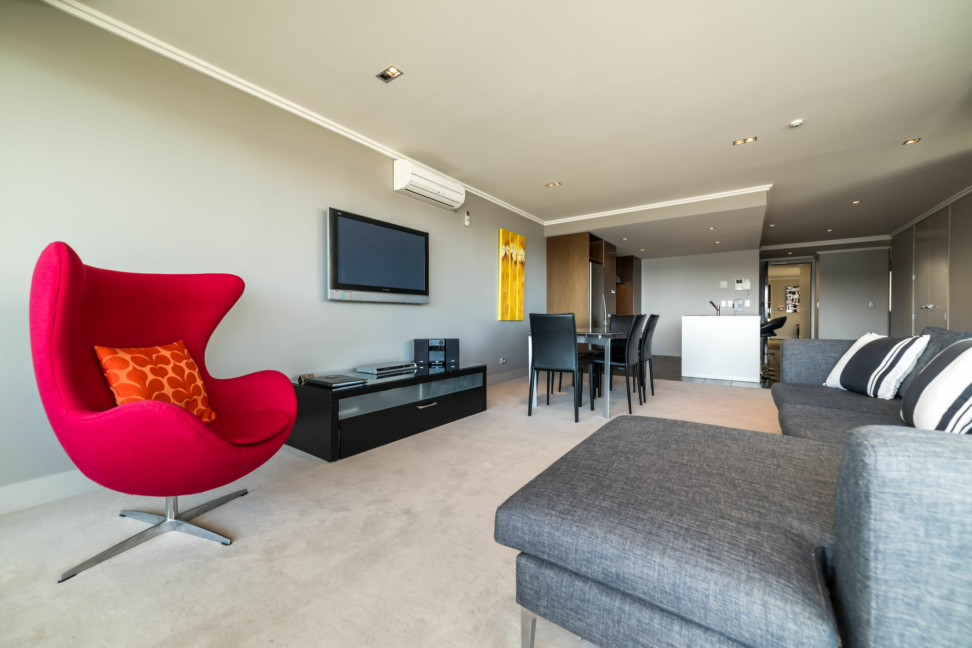 Aparthotel Sacred Waters Lac Taupo Extérieur photo A living room in a modern apartment