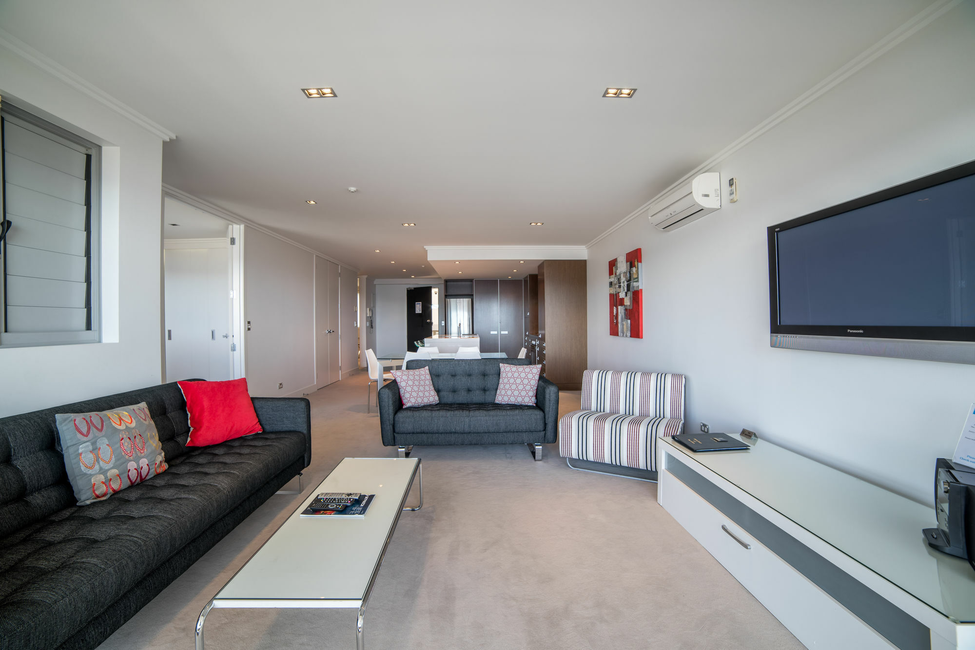 Aparthotel Sacred Waters Lac Taupo Extérieur photo A living room in a modern apartment